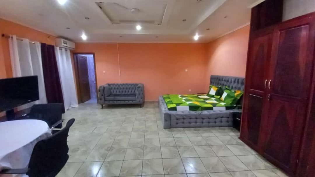 Cave Royale - Chambres-Studios-Apparts Meubles - Logpom Hopithal Des Soeurs Apres Camara Laye Дуала Экстерьер фото