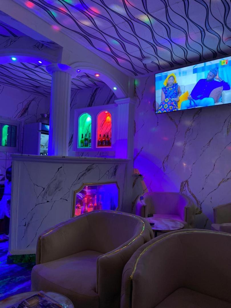 Cave Royale - Chambres-Studios-Apparts Meubles - Logpom Hopithal Des Soeurs Apres Camara Laye Дуала Экстерьер фото